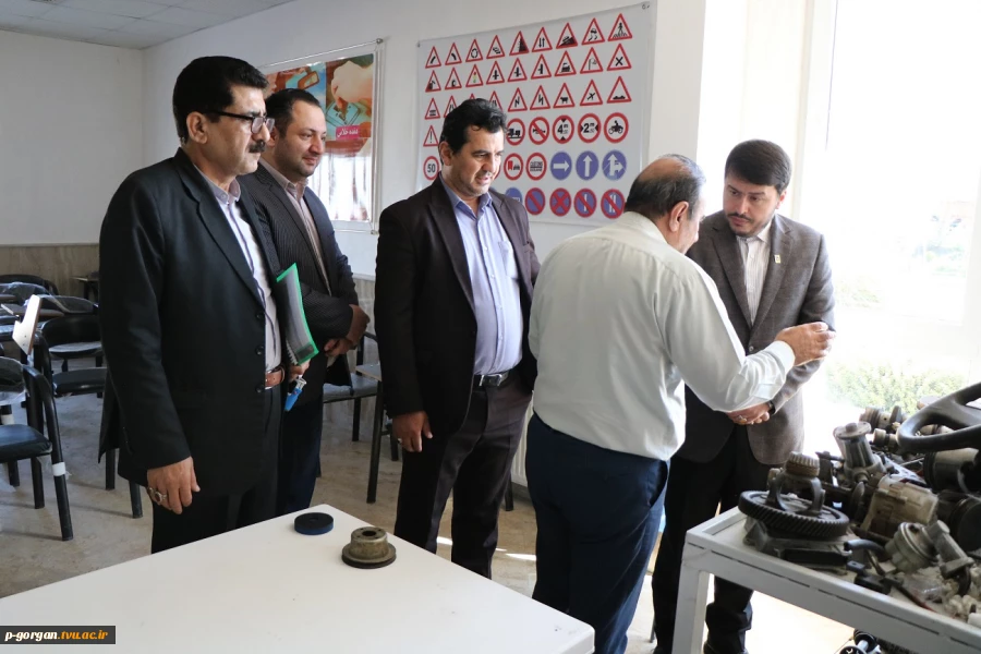 نشست دکتر منصورغفاری رئیس دانشگاه فنی و حرفه‌ای استان گلستان و هیات همراه با مهندس عجم مدیر شرکت ایران خودرو و خودرو دیزل شهرستان گرگان 4